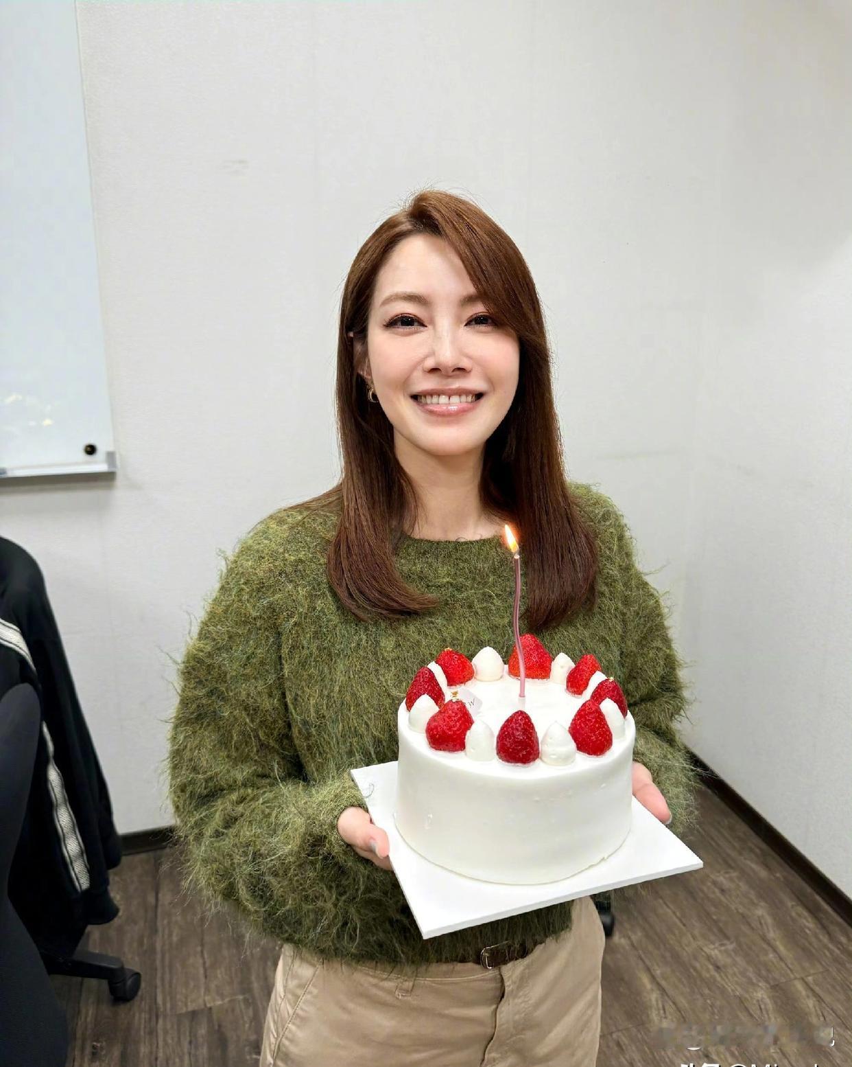 谁的青春没有徐怀钰？ 《我是女生》一响，瞬间回到学生时代。 如今再唱依旧元气满满