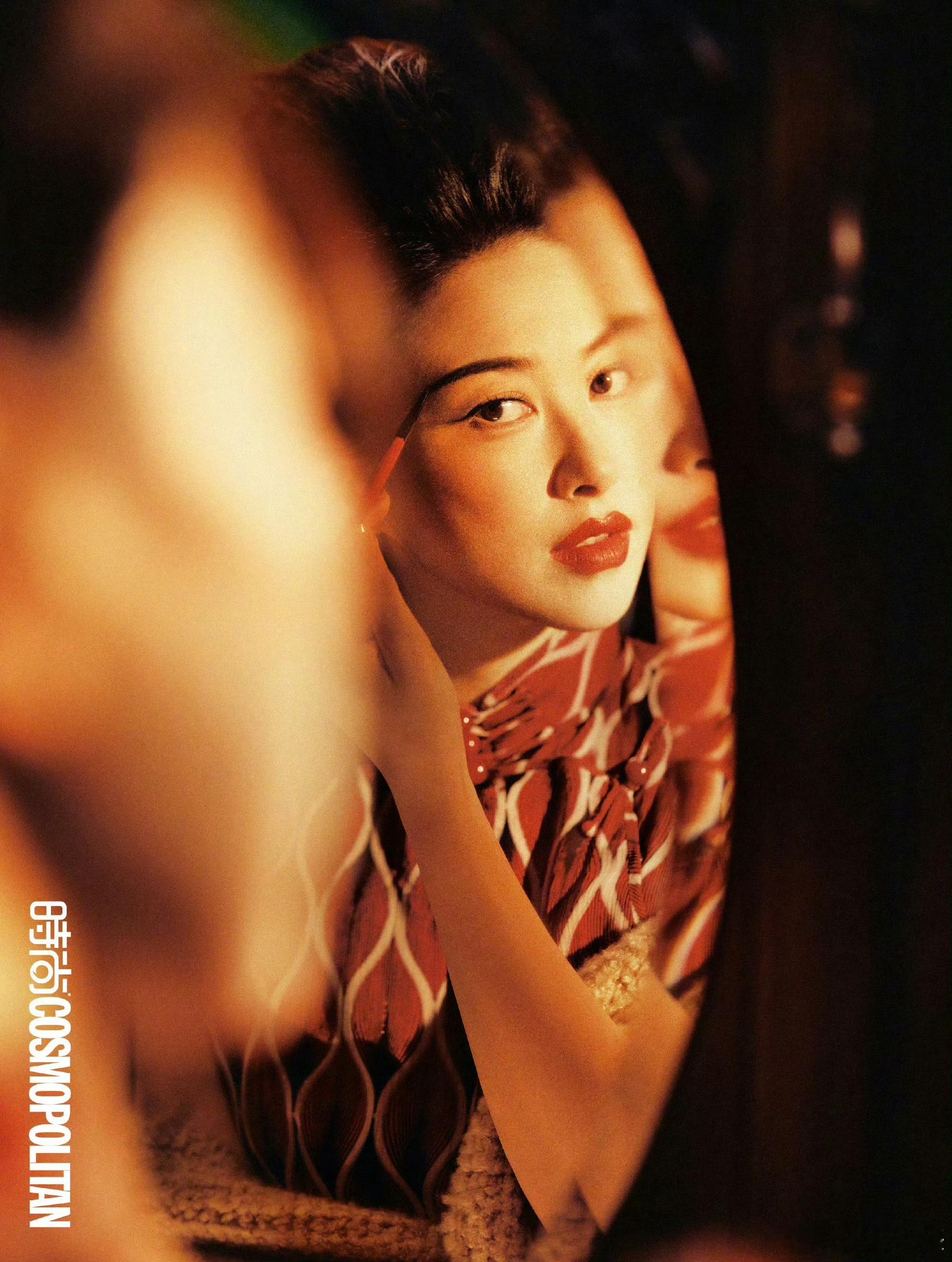  朱珠对镜描眉这一幕 朱珠对镜描眉好有氛围感！沉稳美人精心打扮的模样，配上复古明