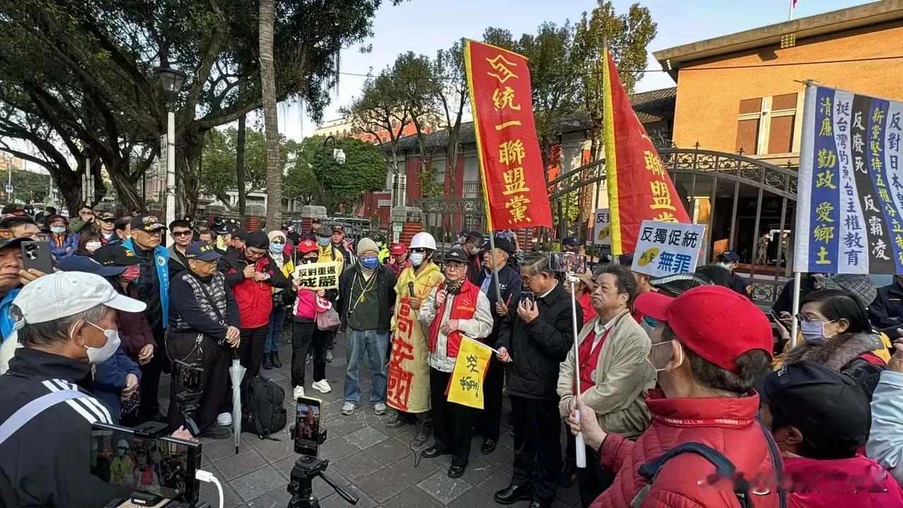 岛内统派大集结，声援高安国，讨伐卖国贼，可是看到现场场面心里多少有些酸楚！

上