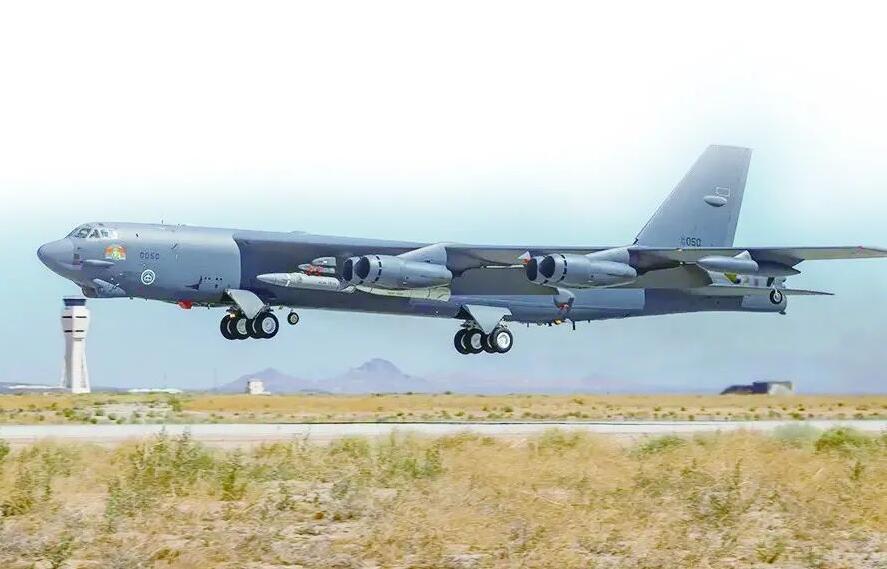 美轰炸机首次挂高超音速导弹，现身关岛剑指中国？
 
近日，美国空军发布了一组特殊