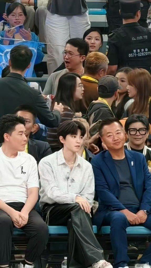 座位席上的王俊凯王俊凯纯生图状态座位席上的王俊凯，跟普通人的壁， ​​​