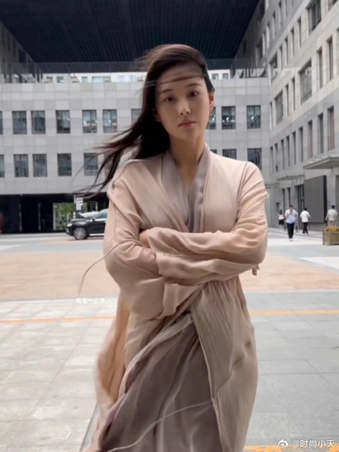 张馨予~包裹这么紧，靠素颜和气质了？ 