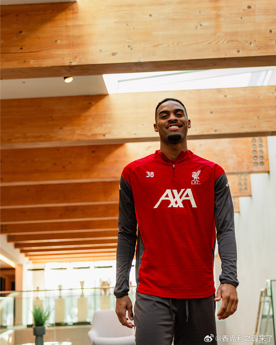 荷兰电讯报记者透露格拉文贝赫的经纪人为其谈妥了一份总薪资超1亿欧元的合同，这份待