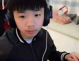 12岁男孩打游戏月入3万，父母让他辍学专职打。如今结局出来了，后悔都晚了。

他