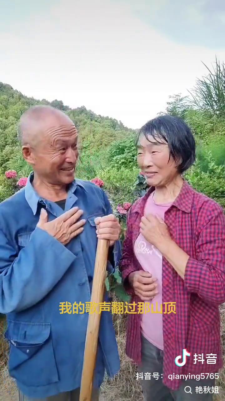 东边的雪山亮得像白银，我站在山脊喊你的名字，风把我的声音送到三座山外，你听见了吗