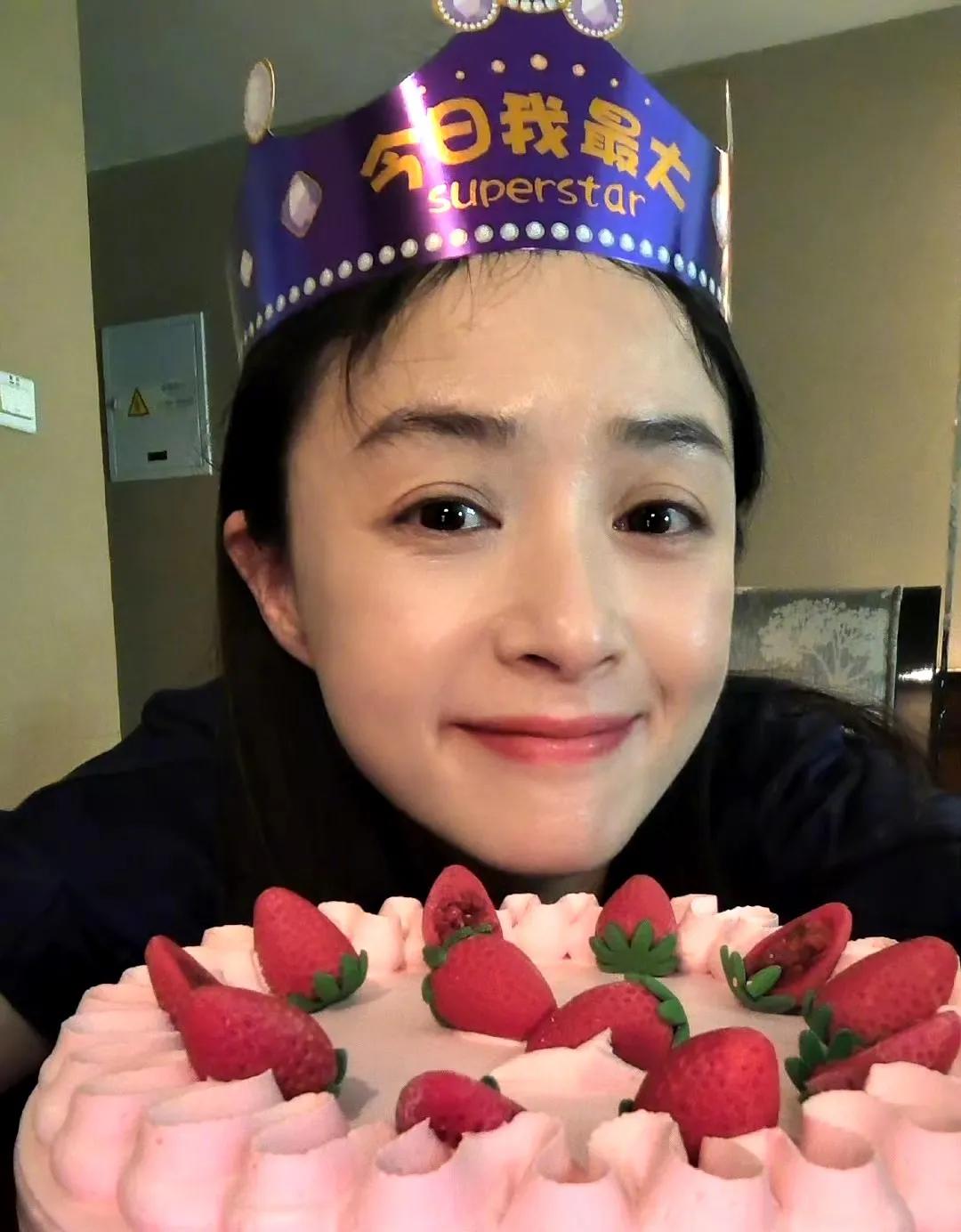 蒋欣晒42岁生日照，华妃娘娘风采依旧啊！

没想到蒋欣都42岁了，还一直以为她只