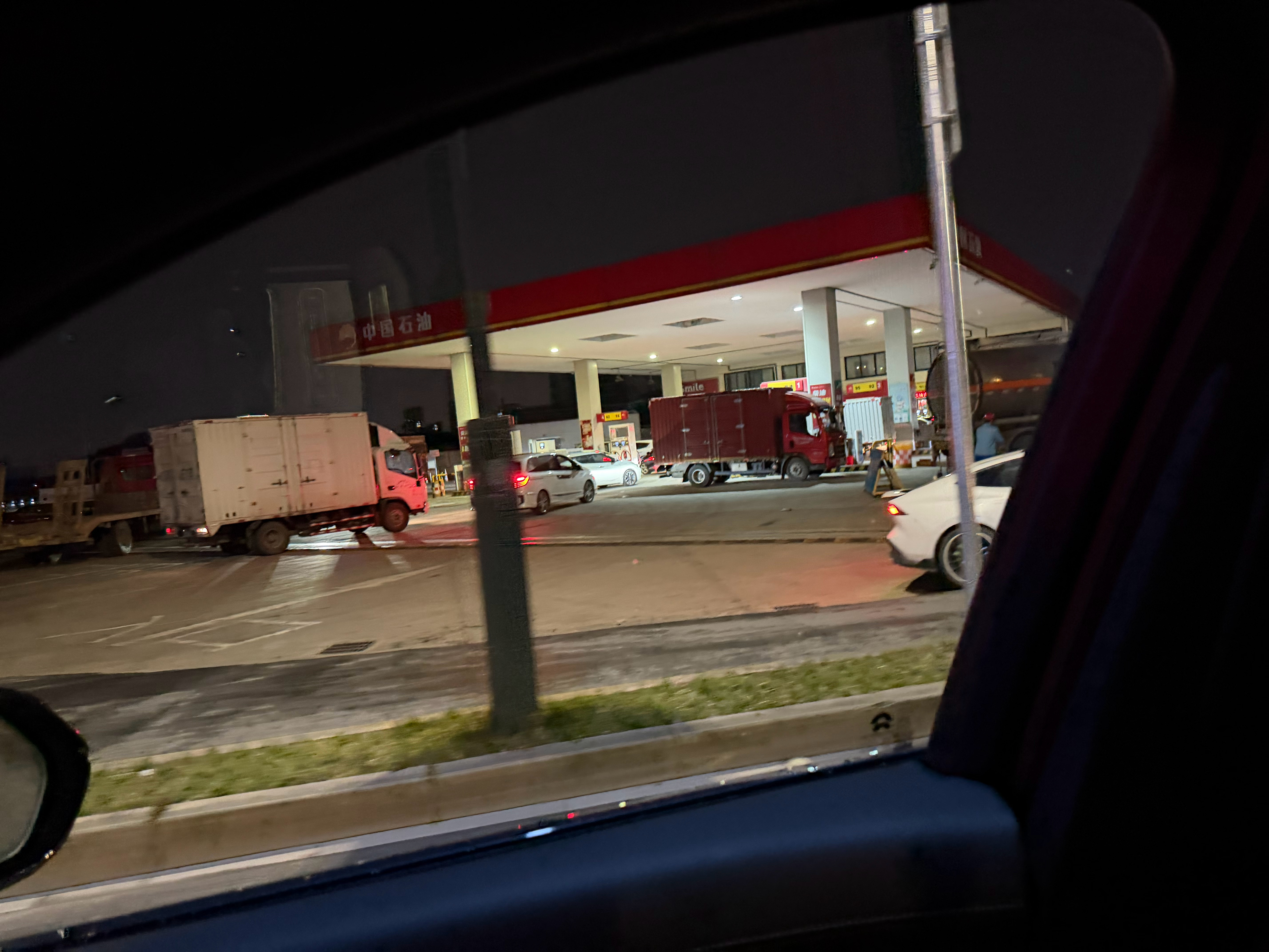 路过一个加油站⛽️，全是车，听说今晚一过还要再涨📈油价