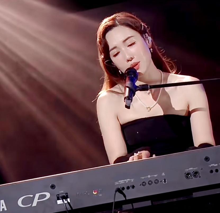 李施嬅没去浪姐却又弹又唱李施嬅咋这么厉害呢，真是没有想到既弹琴又独唱，果然是才华