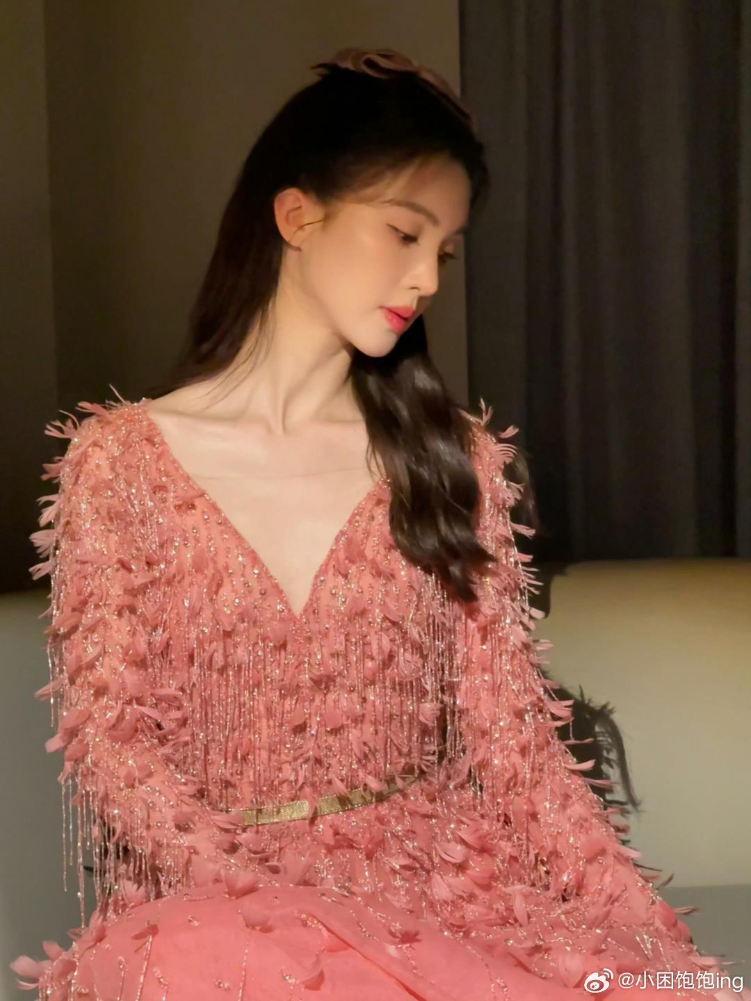 黄景瑜金晨体型差超美的金晨，这套裙子真的太衬她的气质了，美的好直观，女王既视感金