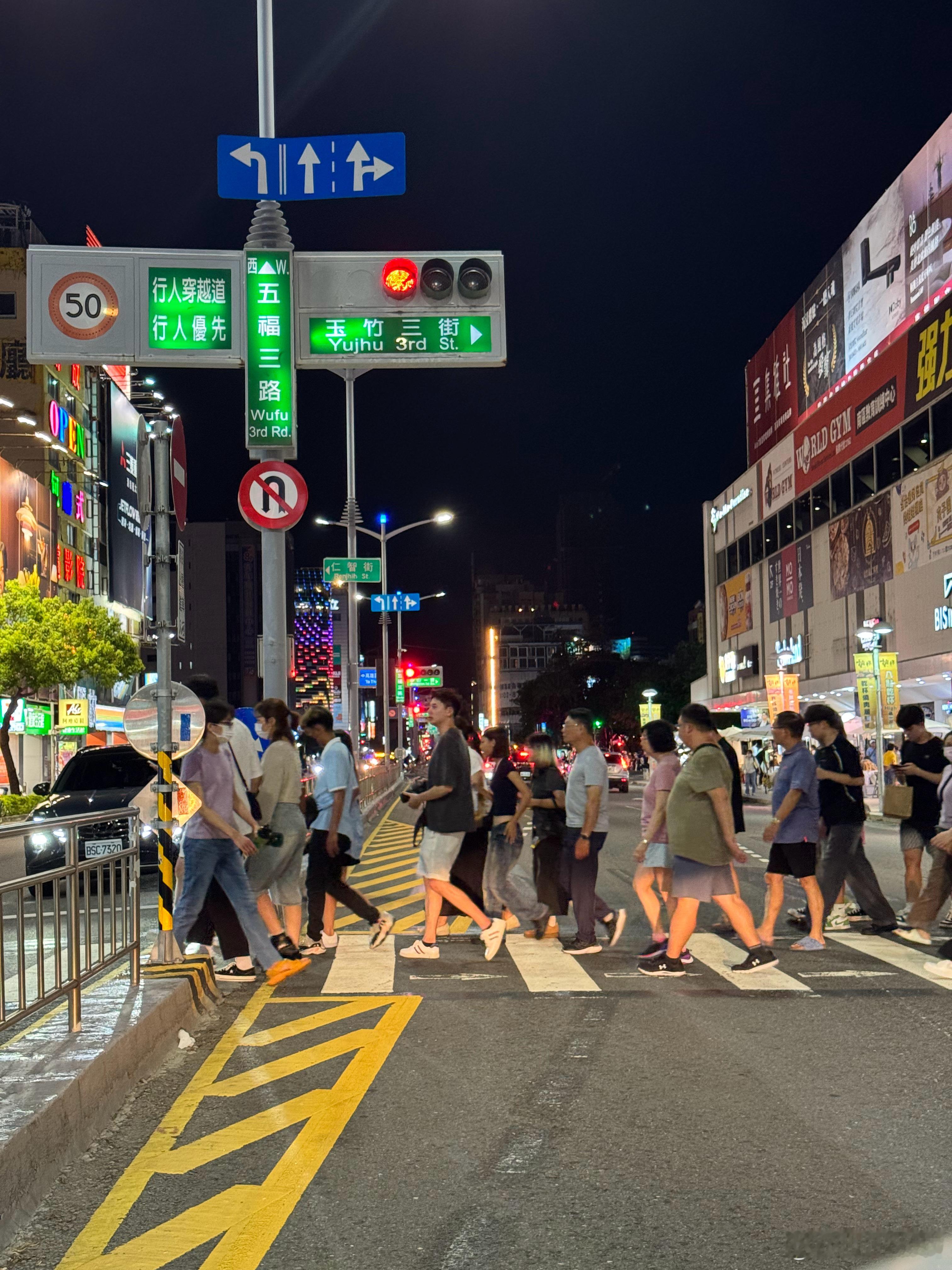 到高雄了，这泥🐎50米一个红绿灯  ​​​