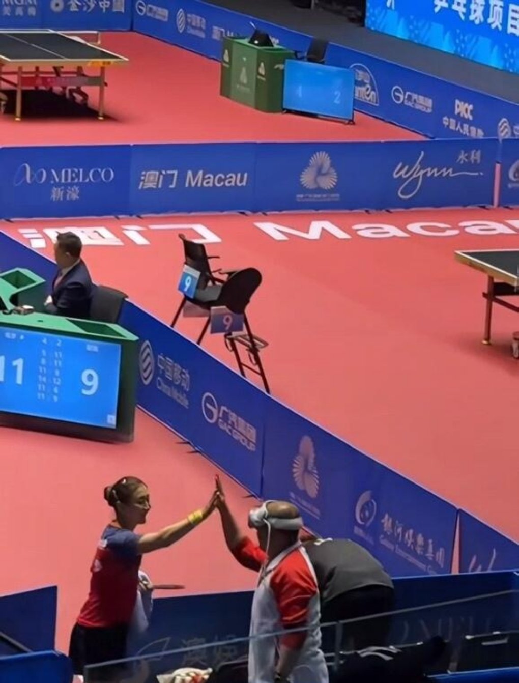 陈梦指导员被疑戴AI高科技眼镜观赛引发热议。其实，戴眼镜的是队医并非指导员，且比