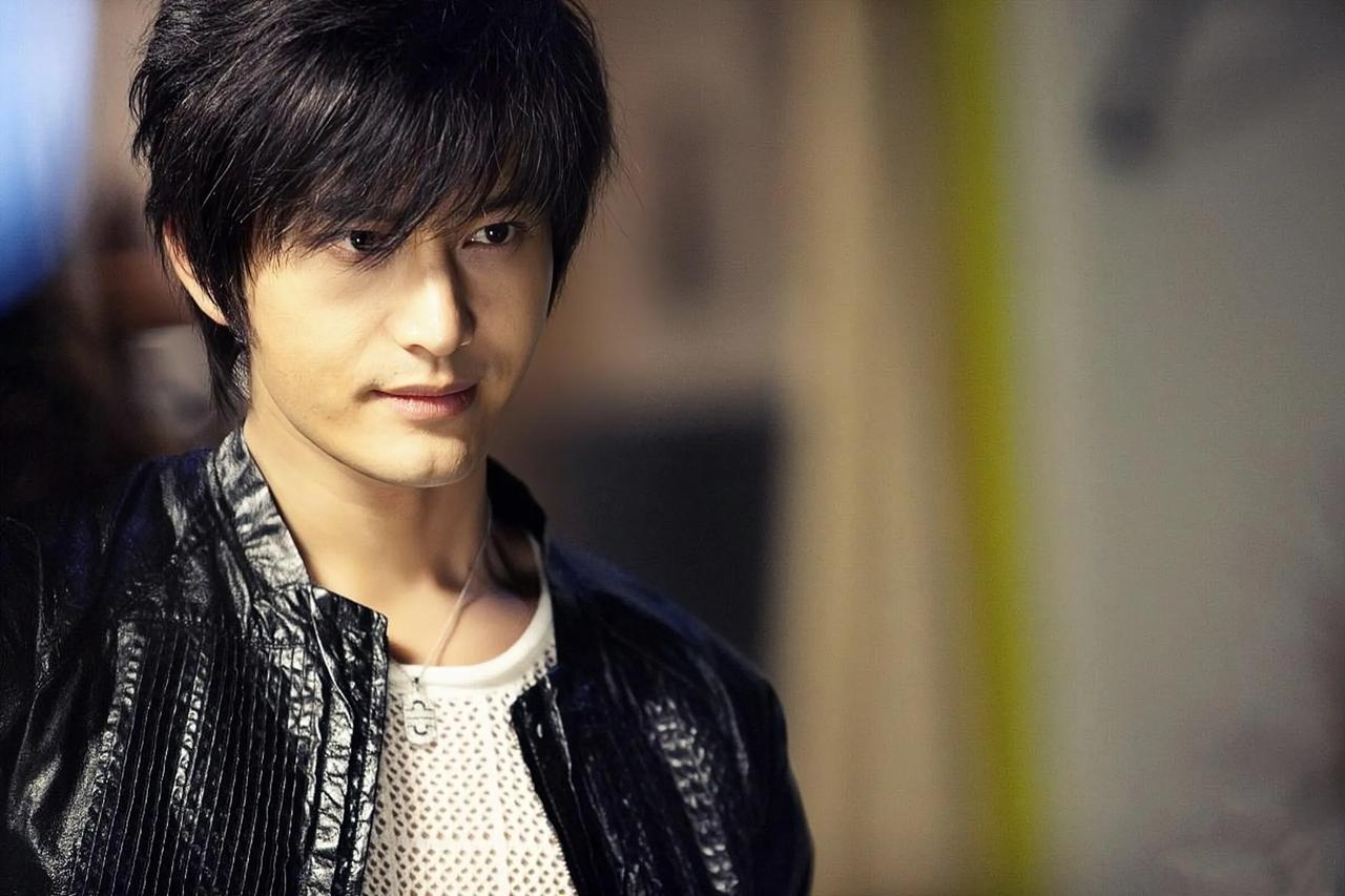 年轻时的黄晓明，发量惊人，帅得一塌糊涂。
黄晓明毕竟是演过内地版《上海滩》的帅哥