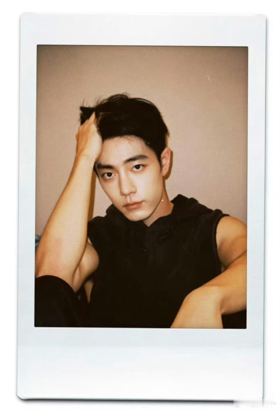 肖战新拍立得肖战工作室发新拍立得可以 