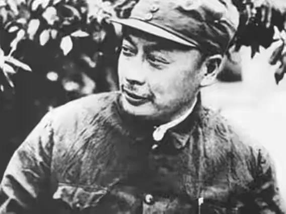 聂枫
 
1934年红军主力走了，留给陈毅的是一条烂腿和漫山敌人。他在草窝趴了三