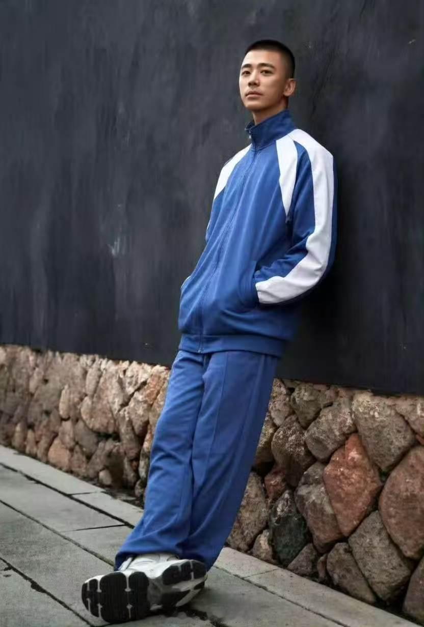 苏见信喊话穿校服来看演唱会 苏见信：7月25福州演唱会，大家穿校服来！我：好的老