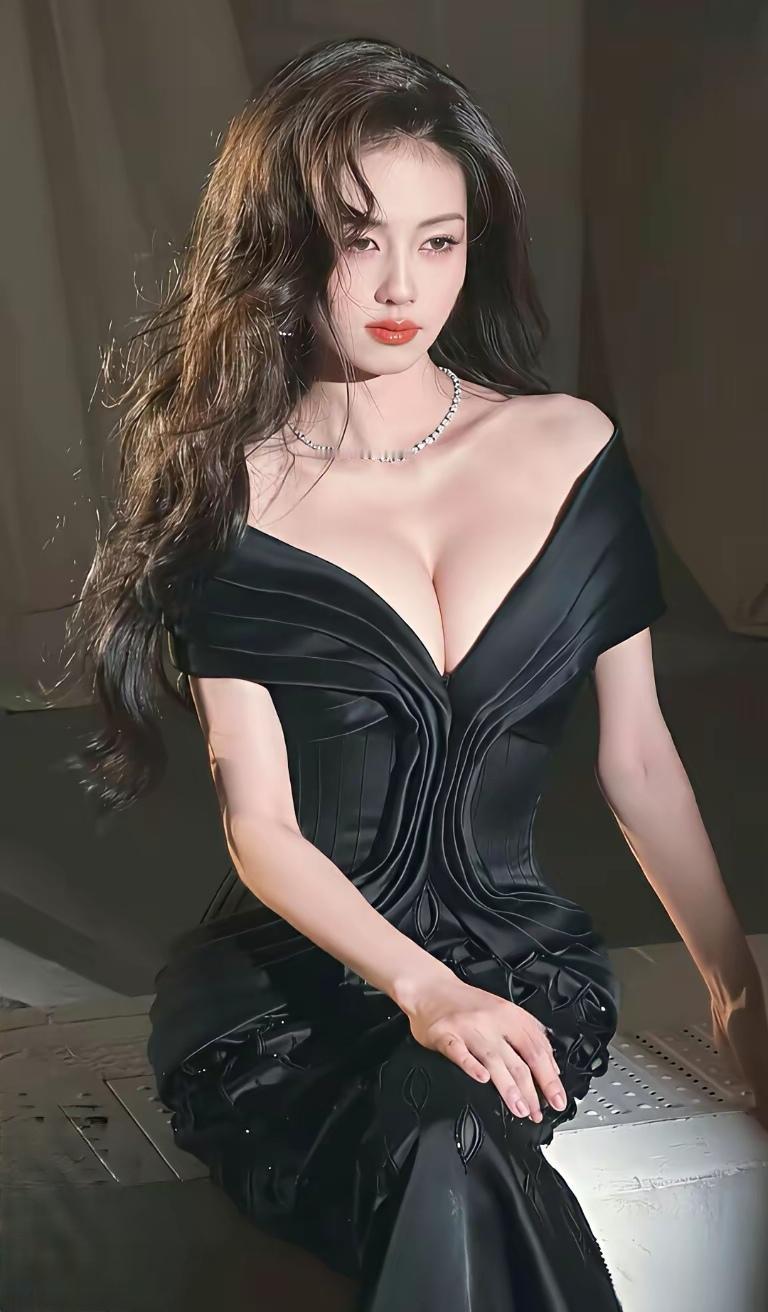 这姑娘穿得真性感啊！