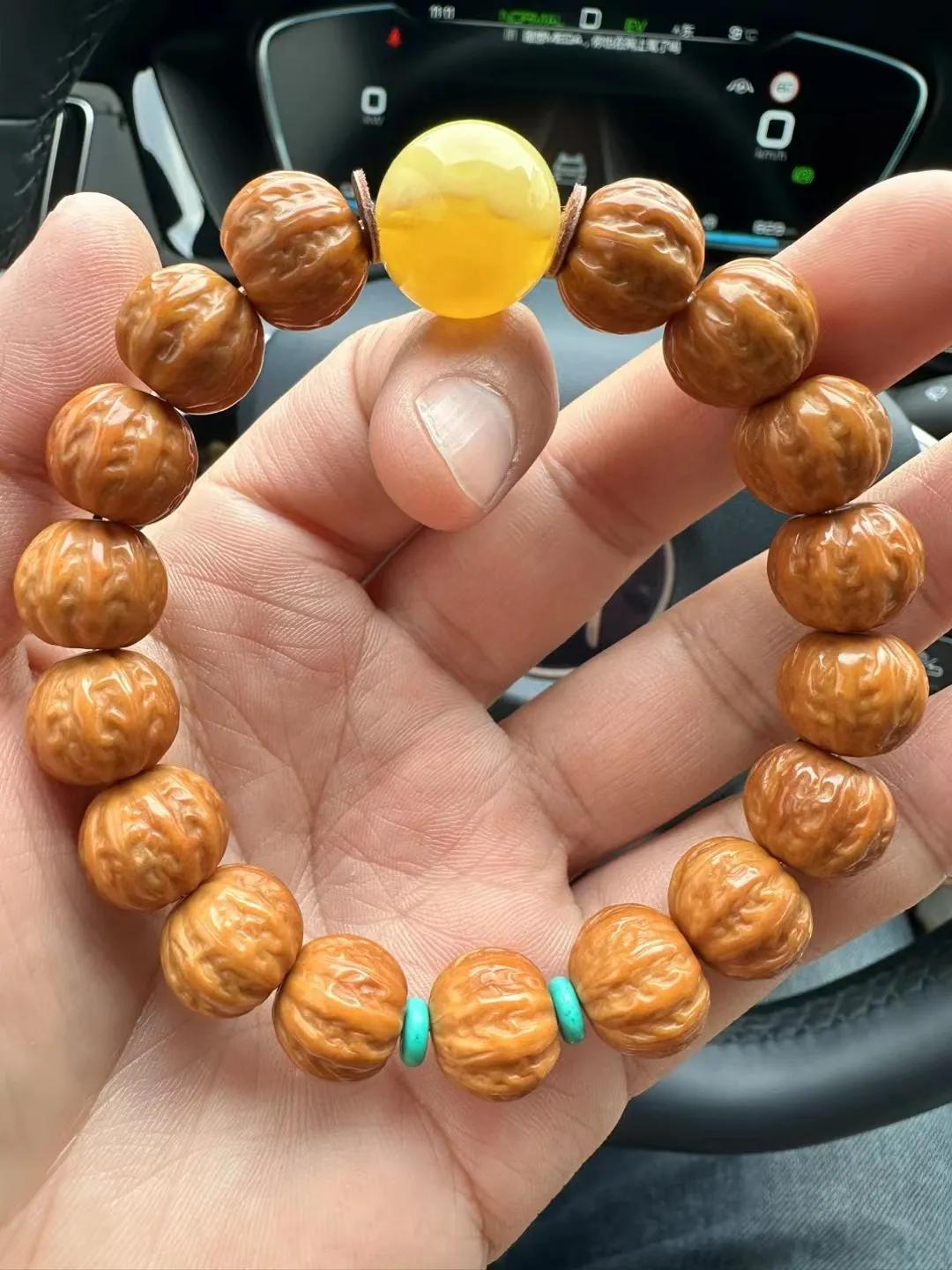 尽可能的去错开差距，才能避免嫉妒。

比身边的亲朋好友稍微优秀一点，别人可能觉得