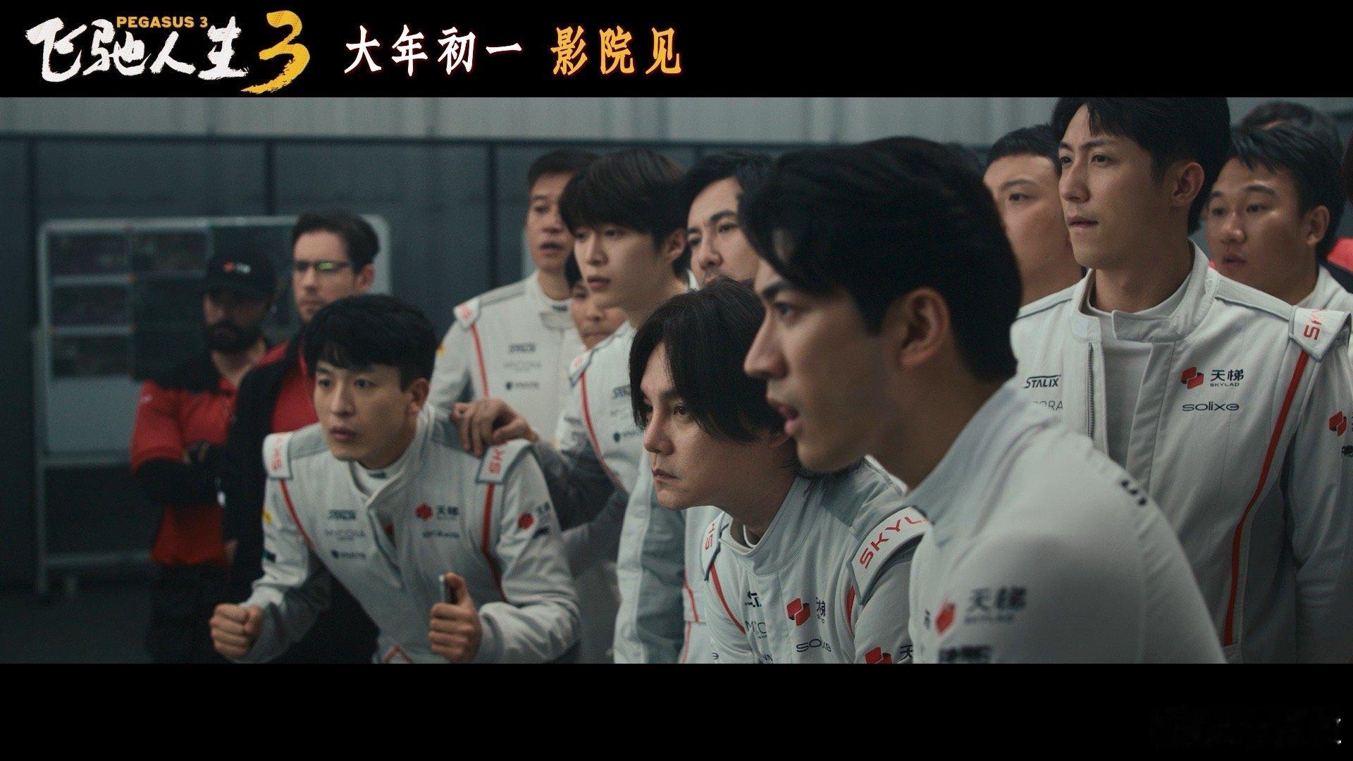 王安宇飞驰人生3新镜头 王安宇的脏脏包赛车手造型太绝！油污覆脸依旧难掩高颜值，利