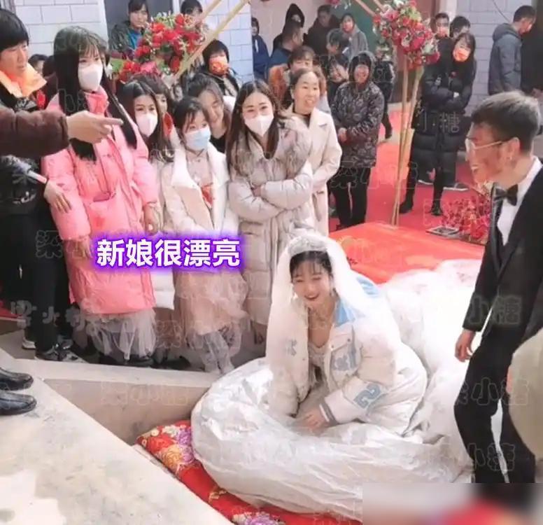 好好的婚纱，却被保护罩直接遮住了，婚礼的主角新娘，回应表示，在婚礼结束后，这婚纱
