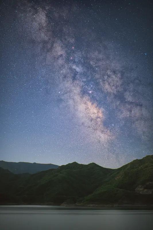 上联：星河入梦，轻舟划破千山月；
下联：云海盈怀，风笛吹开万岭花。
