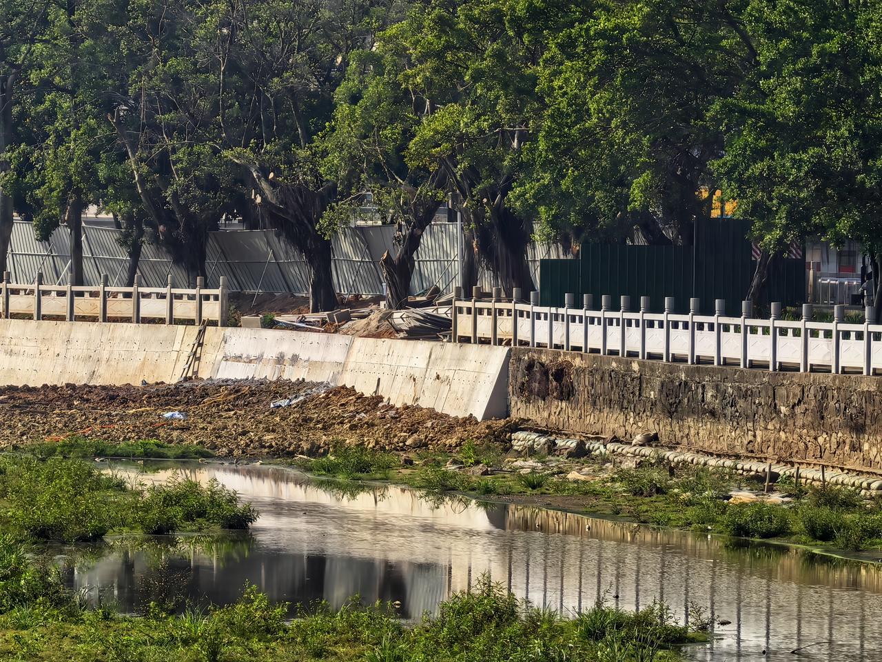 雷州南湖这回不怕台风了吧？
前两年因为台风和大浪垮掉的雷州南湖的几处堤岸，终于修