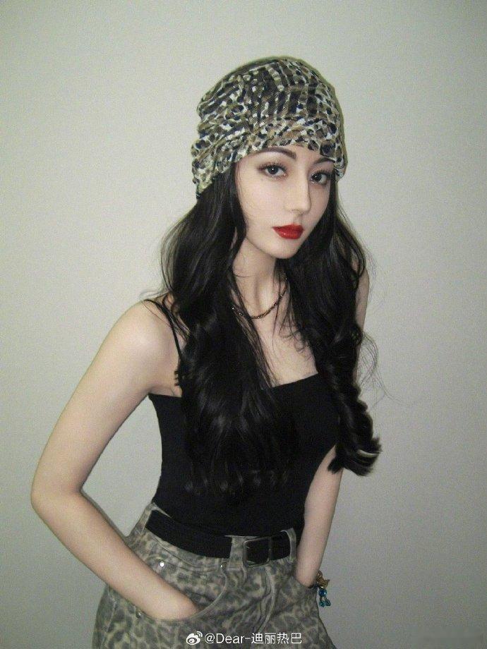#迪丽热巴豹纹look# 角落里发现辣妹不是感性是性感的豹纹[哇] ​​​
