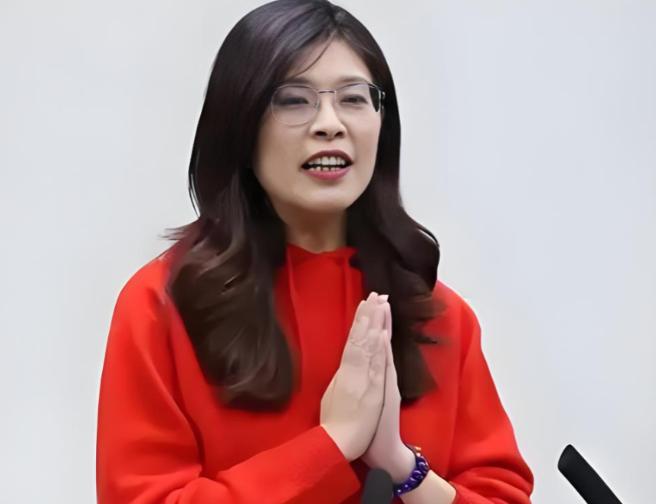 快讯提前报。今天上午 10 点，台湾松山国际机场不比平常，中国国民党主席郑丽文，