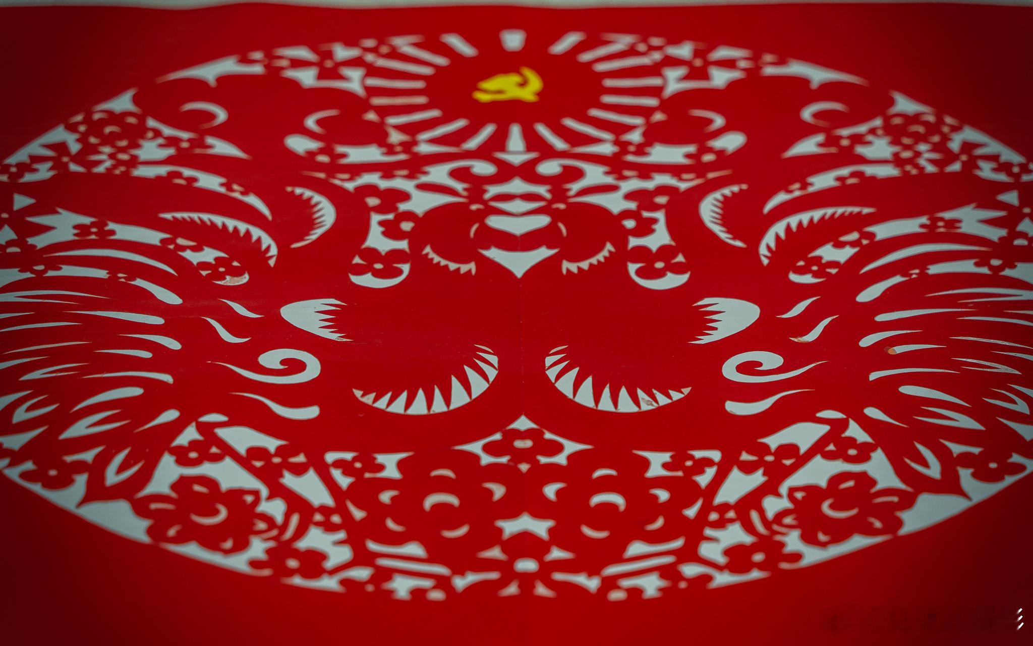 剪纸，是我们中华民族的传统文化瑰宝，它承载着无数美好的寓意和祝福。现在的设计师们