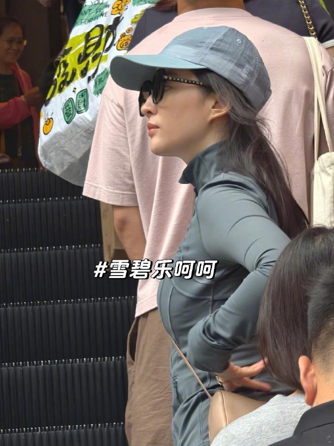 网友在香港一抬头偶遇刘亦菲 网友说自己在香港一抬头偶遇了刘亦菲，我一抬头怎么就偶