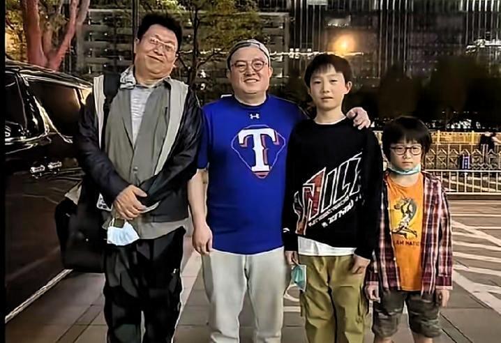 第一眼看到这张合影，不少人都会觉得站位看着很别扭。

按理祖孙合影，长辈王为念本