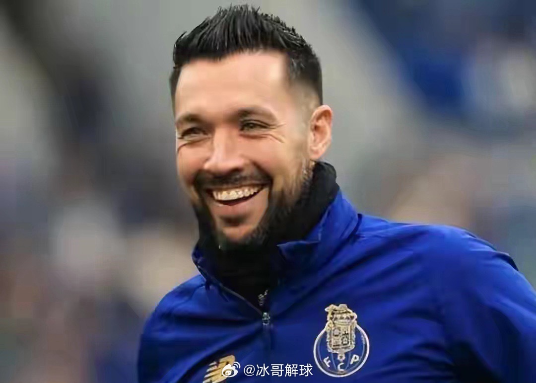 36岁意大利少帅法廖利，从业余门将教练起步，经德泽尔比发掘，辗转土超、法甲、荷甲