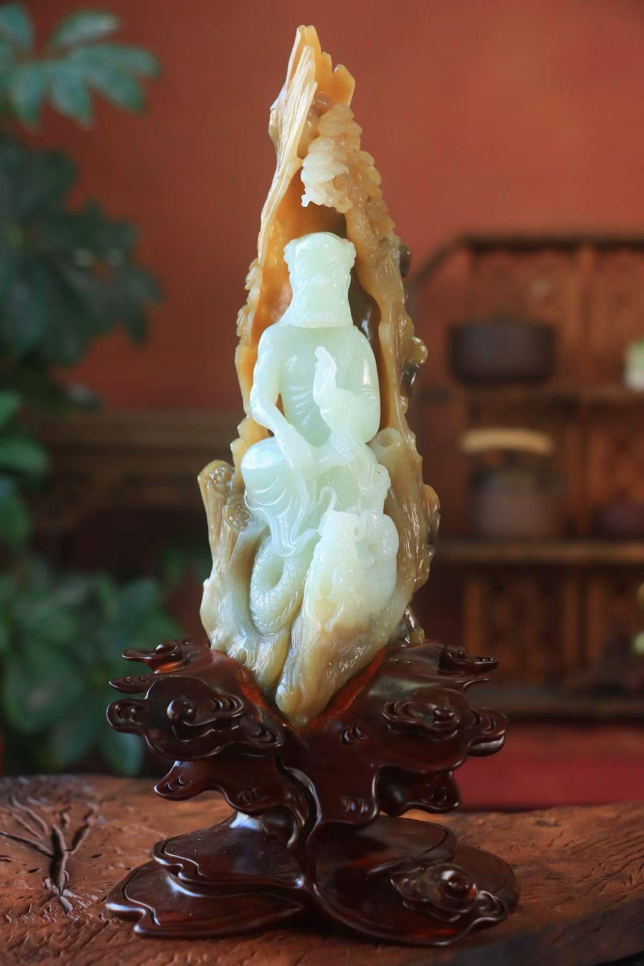 ·〈糖白·祥龙罗汉〉🐉
特色极品❤️和田玉糖白，玉质细腻油润，整器雕工精细，刻