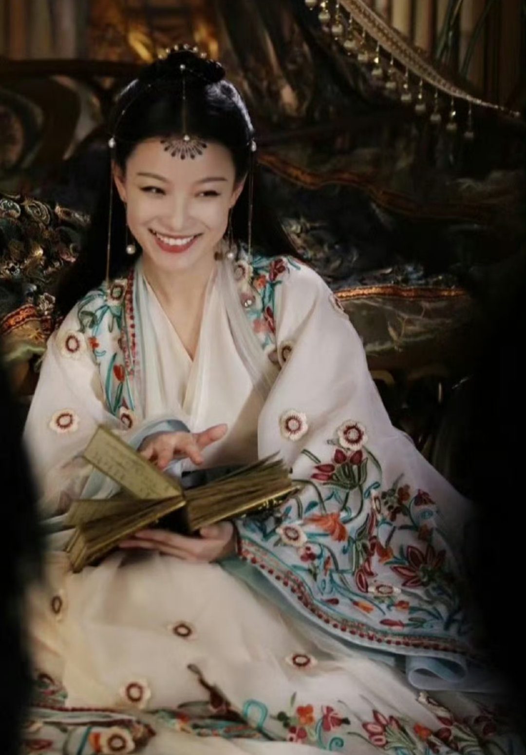 以前看宸汐缘的审美，很喜欢女主最后当公主的纱衣。 ​ ​​​