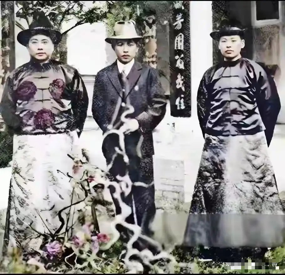 1920年刘文辉、杨森、邓锡侯三人合影，他们互相倾轧最后分道扬镳 