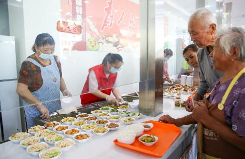 最近不少城市加快落地社区老年食堂，很多老旧小区附近，新开了便民老年餐桌。路过的时