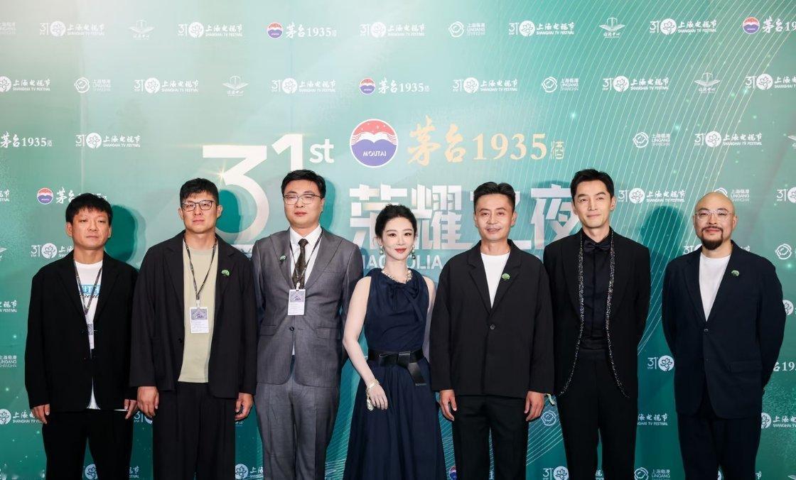杨紫主动让C位看了剧组红毯片段心里软软的，合照杨紫几次往后挪，想把中间位置留给导