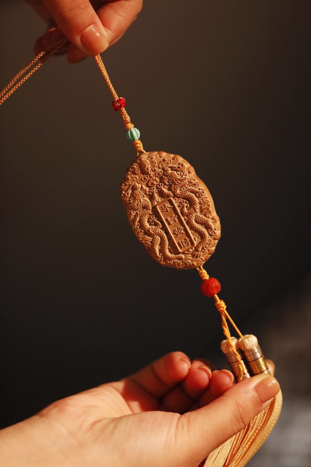 老山檀香 | 奉旨发财 挂件奶香浓郁，简洁、美观大方，搭配宫廷流苏，极富古韵，可