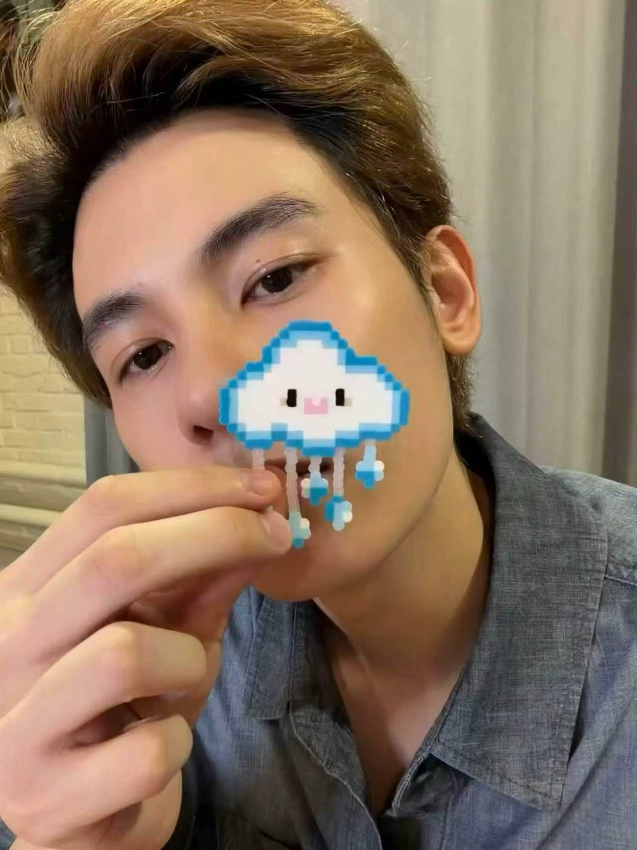 胡先煦晒拼豆胡先煦无框眼镜造型  胡先煦晒拼豆 无框眼镜造型好帅啊，咱就说不管是