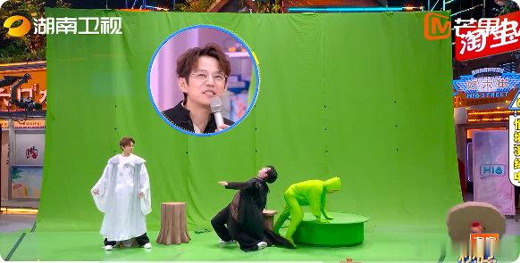 杨迪全场最忙的小绿人杨迪这个小绿人真的承包了我所有笑点！忙着控制各种道具，跑来跑