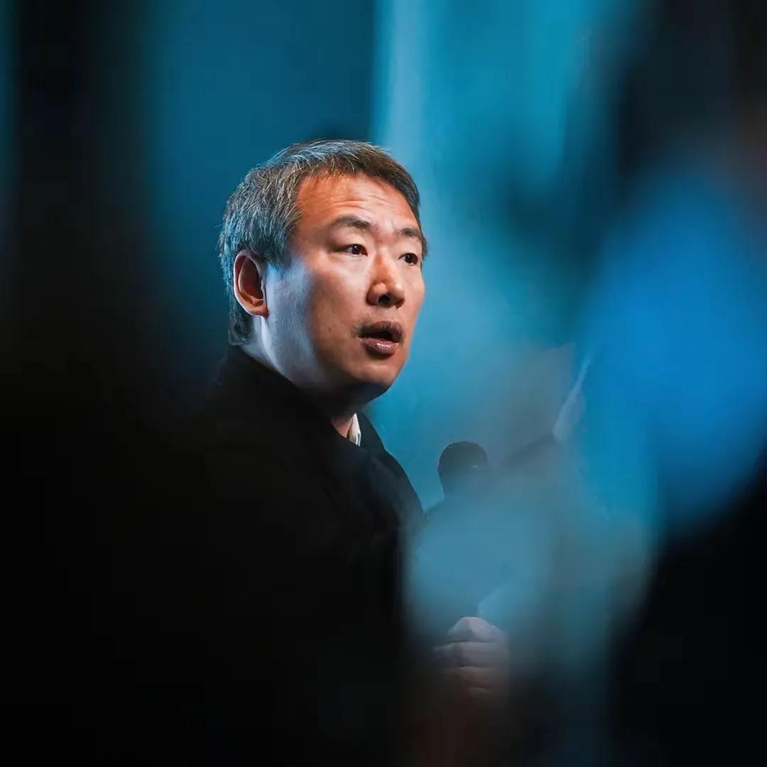 储殷当初从大学讲台转向自媒体行业，原本是满怀热情追逐自己想做的事，刚起步时一切顺