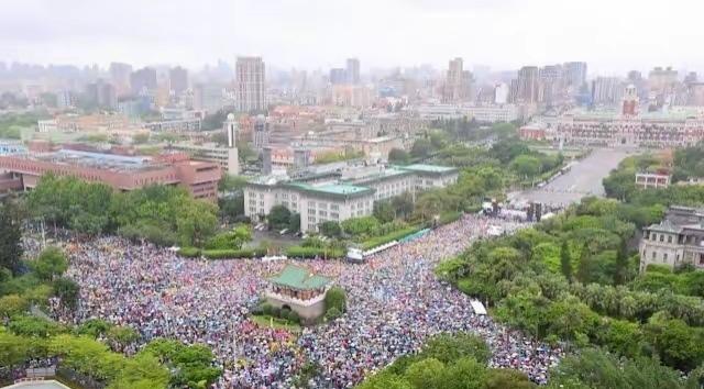 今天的台北凯达格兰大道将会人潮汹涌、民怨沸腾，反毒油集会活动即将拉开帷幕。
  