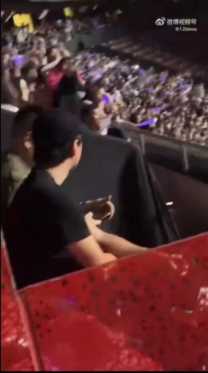吴世勋真去了张艺兴演唱会吴世勋真是来看张艺兴的吴世勋真是来看张艺兴的，团体立场，