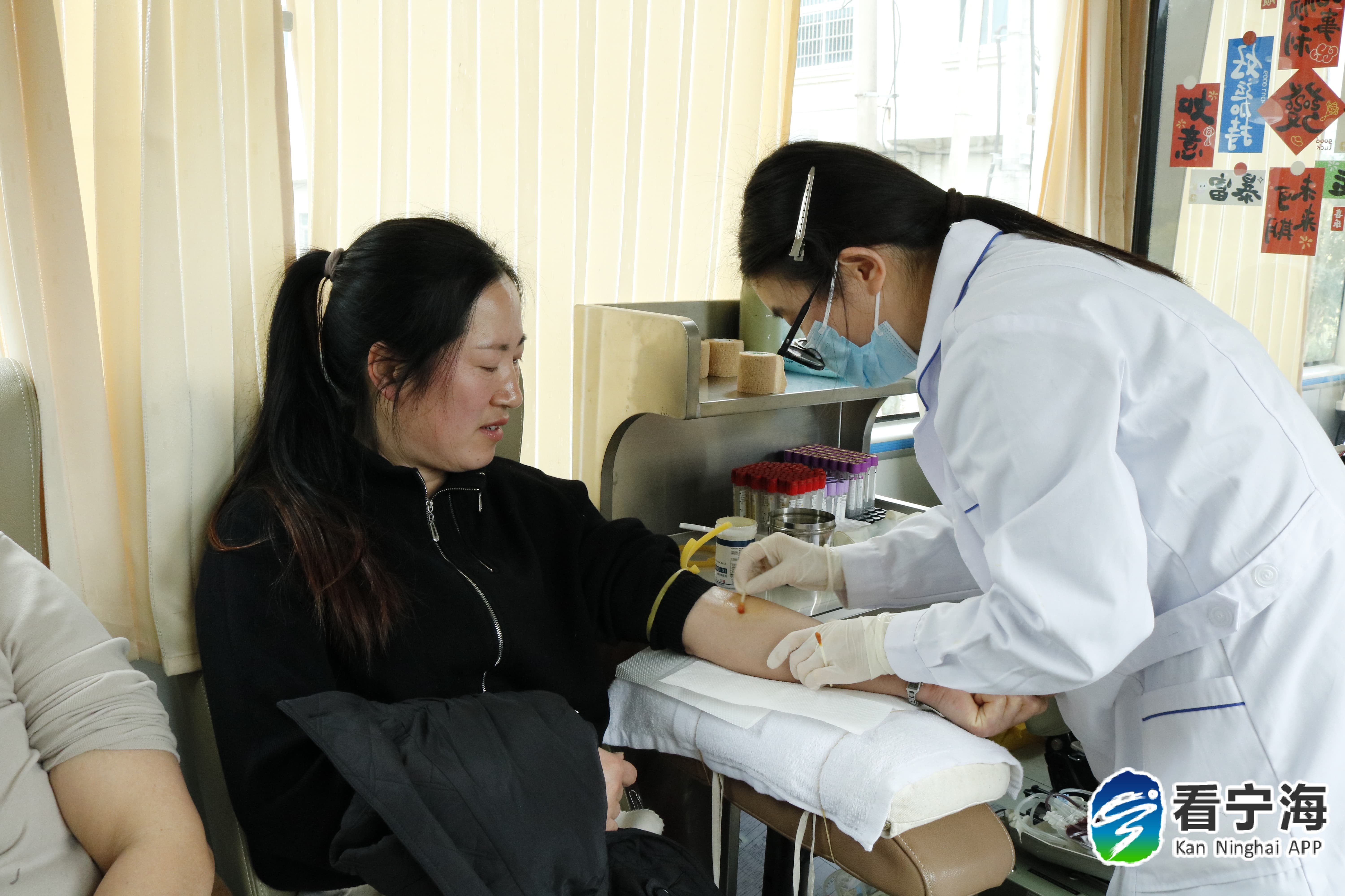 宁波宁海点滴聚爱心热血传温情 近日，宁海桑洲镇开展无偿献血活动，许多热心人士踊跃
