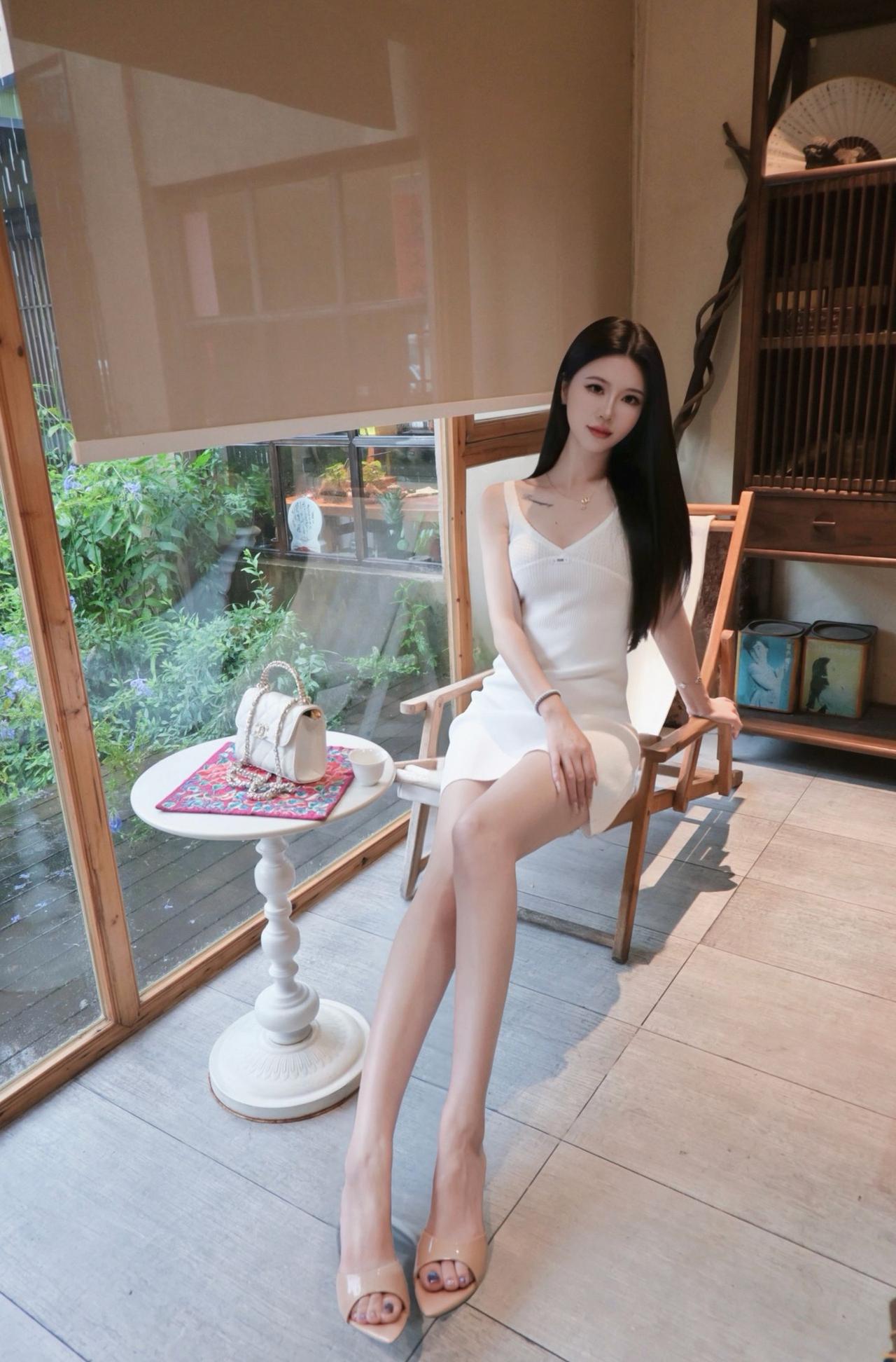 修身针织吊带裙，简约又显身材
新中式茶室场景拍照巨出片
干净的白色，温柔又自带气