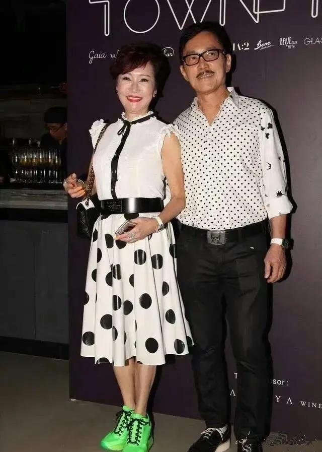 谢霆锋的妈妈狄波拉，保养的真好，70岁了还这么时髦，白色短袖上衣搭配波点裙，减龄