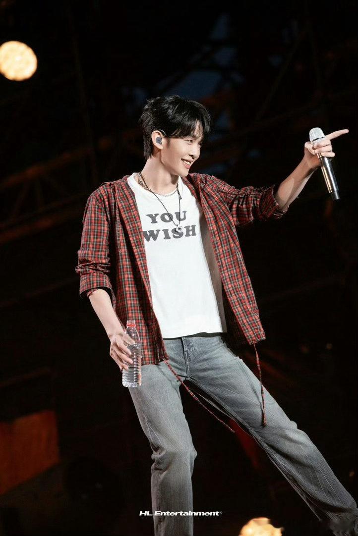 王赫野过程全对结果全错 王赫野的认人能力：通过发型缩小范围，精准定位到错误的人。