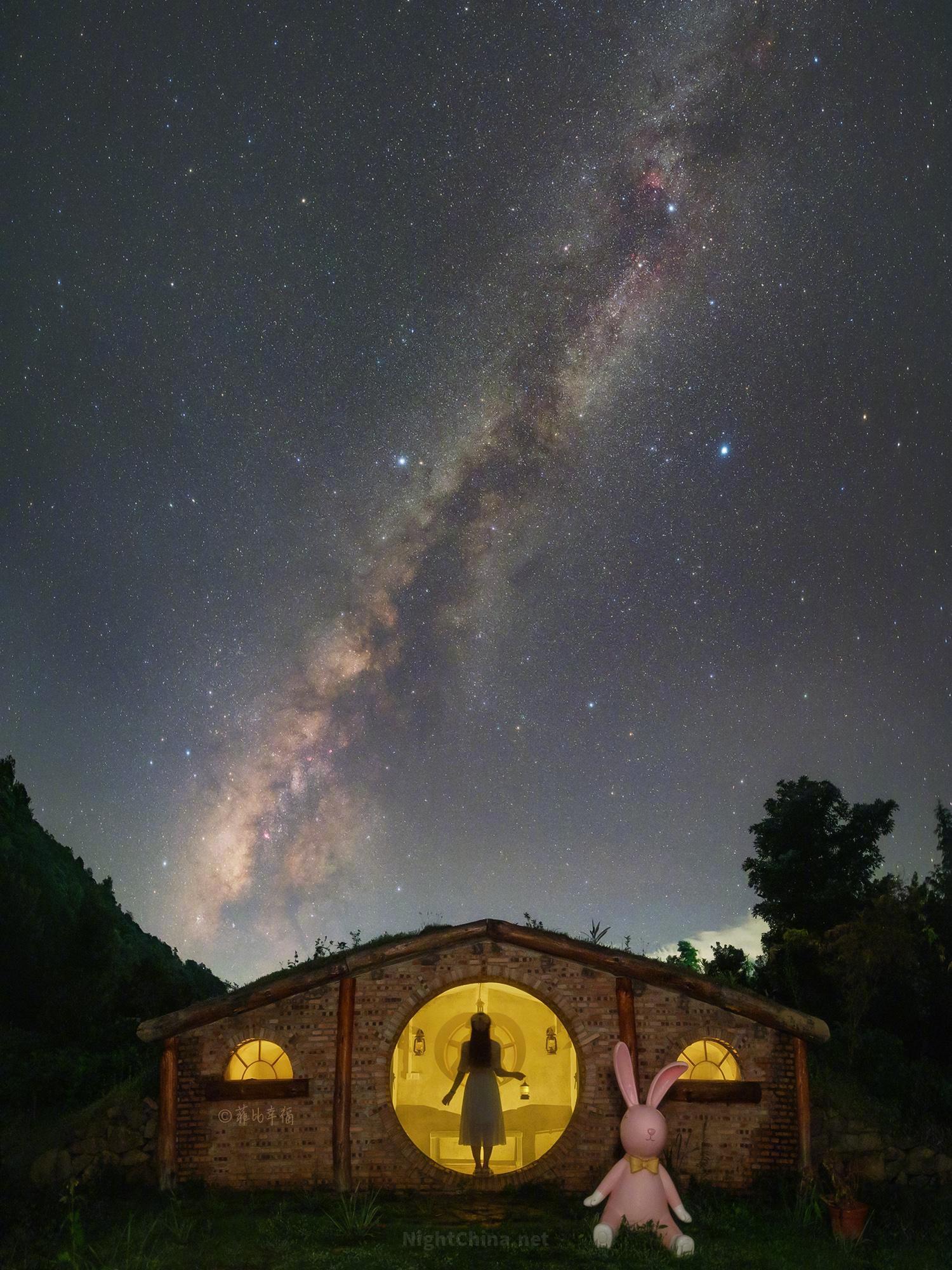 童话里的小屋真的存在。它藏在广东山野之中，有圆圆的门，有暖暖的灯，还有一只粉红色