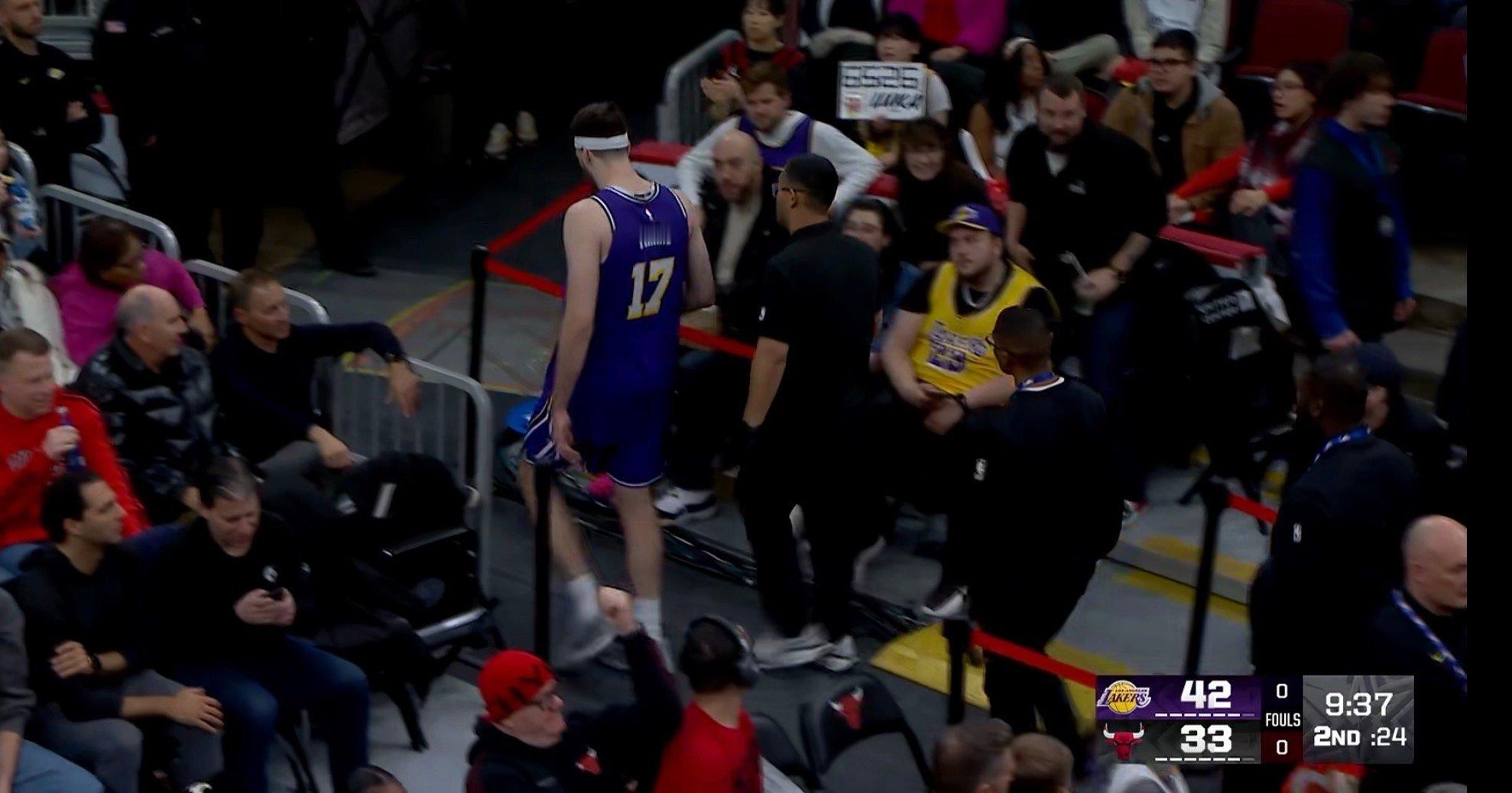 蒂米被肘击到头部，回更衣室做脑震荡检测了。湖人vs公牛