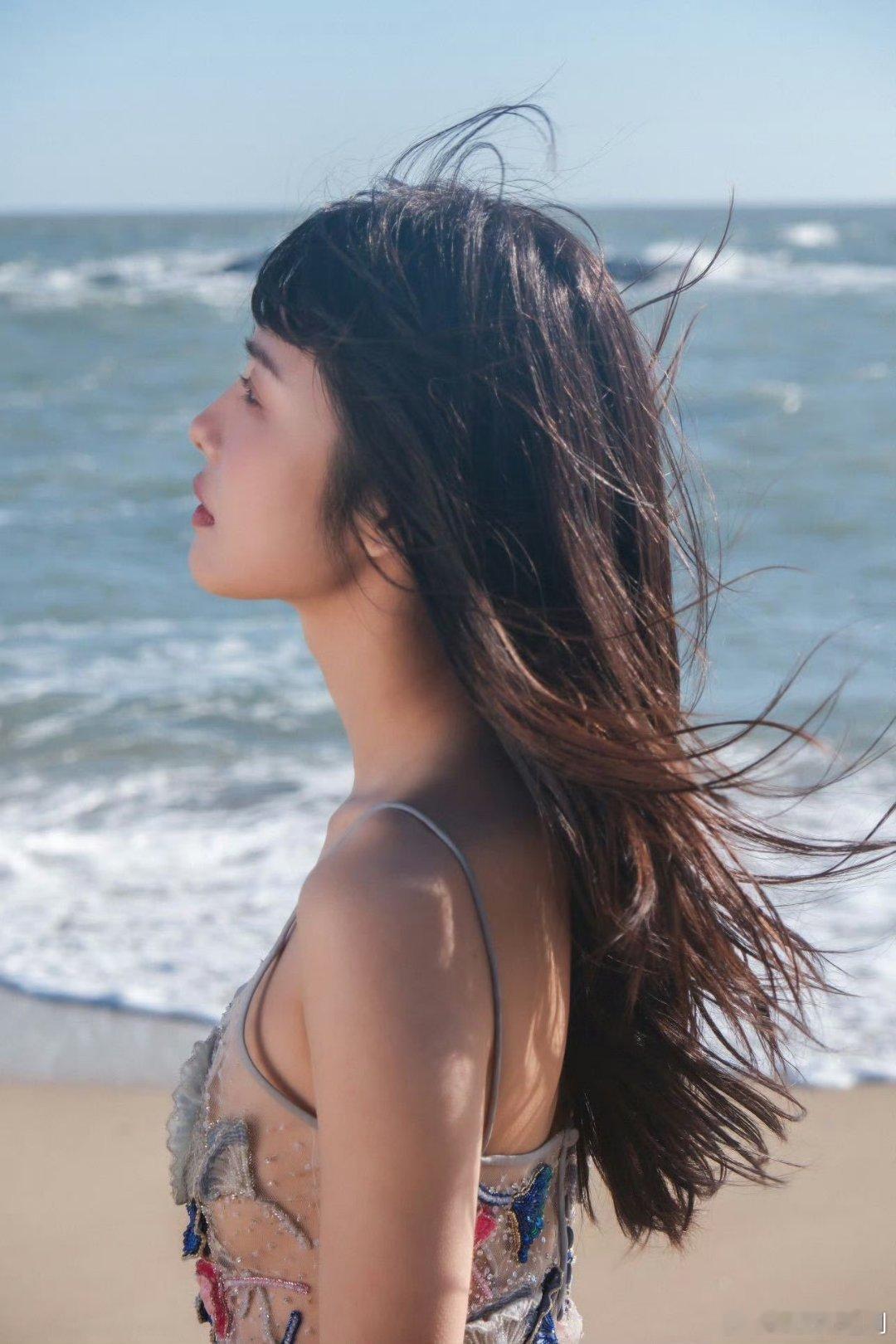 蔡文静海的女儿  蔡文静花海氛围感  海边的花海加上昏暗的灯光，蔡文静穿蓝裙配黑