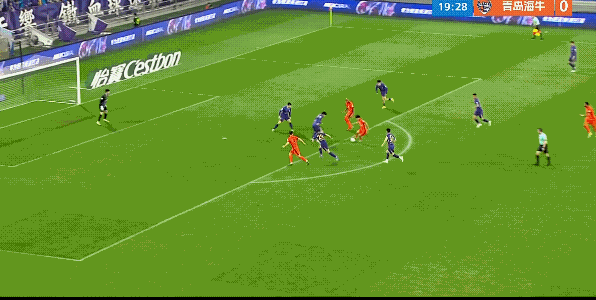 我们的队员往往有一个毛病就是自己带球出现阻碍的时候要么去找裁判，要么准备去埋怨队